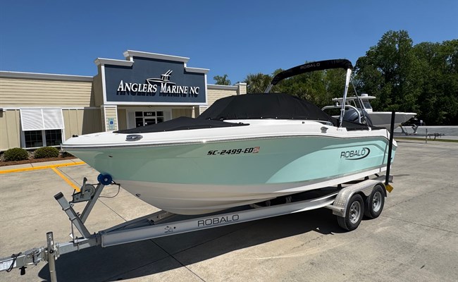 2023 Robalo R207
